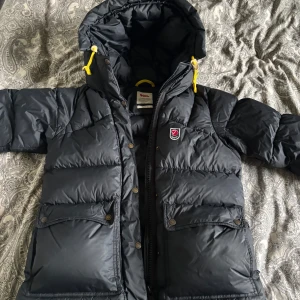 Fjällräven jacka💘💘 - Intressekoll på min superfina Fjällräven jacka!!! Det är en Fjällräven expedition down lite jacket. Storlek S, det finns två små revor på ena armen (se bild) men inget som stör funktionen. Hör av dig om du är intresserad💗💗