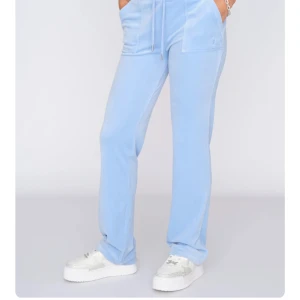 Ljusblå mjukisbyxor med snörning - Juicy byxor