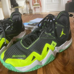 Jordan Westbrook basketsko - Jordan Westbrook one take som inte går att gå tag på längre. Köpte skorna ett tag sen men har bara används ett par gången inomhus. Original pris på de var 1200.
