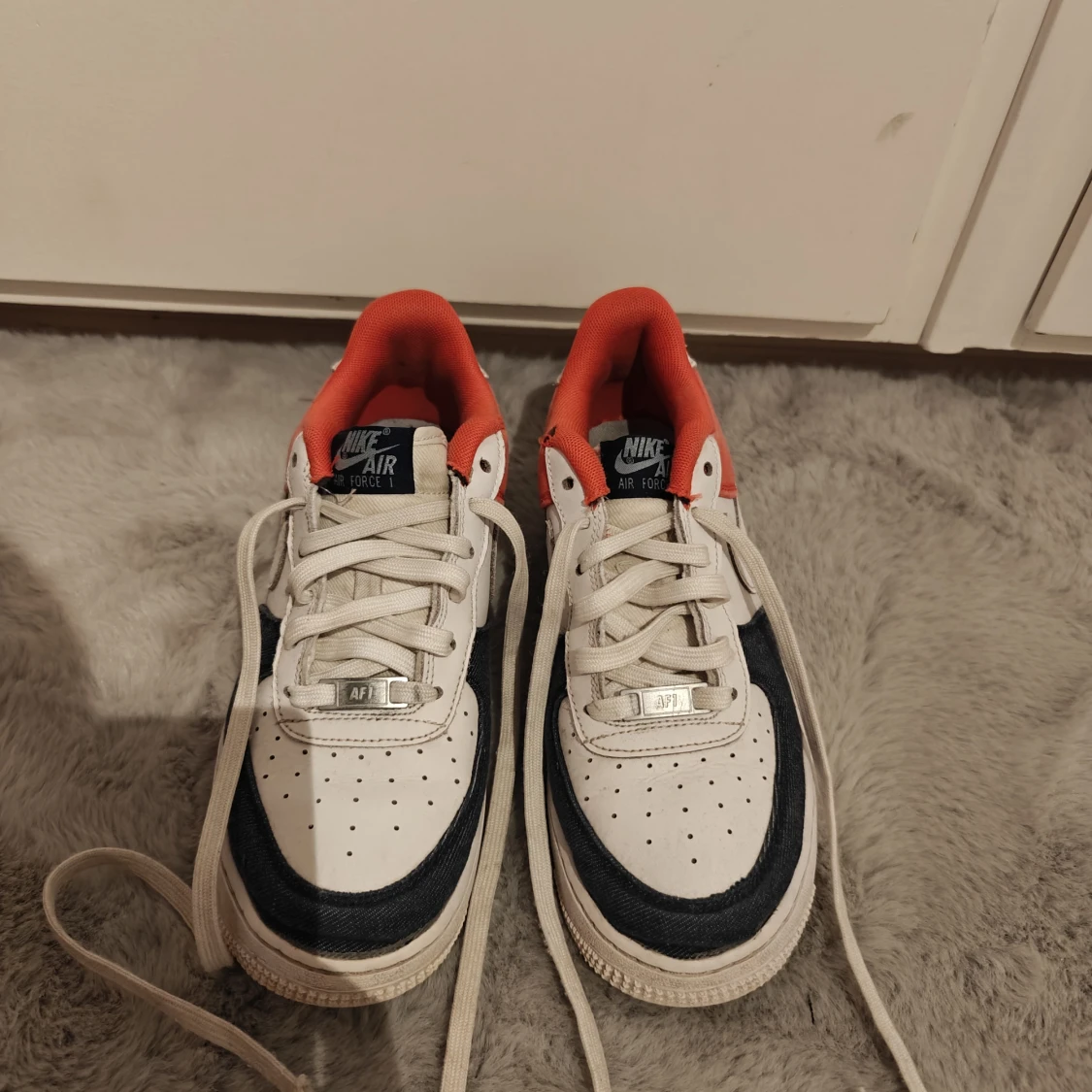 Nike Air Force 1 i vitt, blått och rött