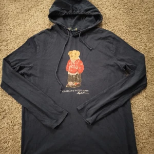 Ralph Lauren Hoddie  - Tjo gubbbbar säljer en mörkblå Ralph Lauren Hoddie i väldigt bra skick(Ganska tunn). Storlek L. Lite sliten men annars bra. Kolla gärna profilen för mycket mer Ralph Lauren kläder och följ gärna också ❤️ ha de göttttttt 🥳