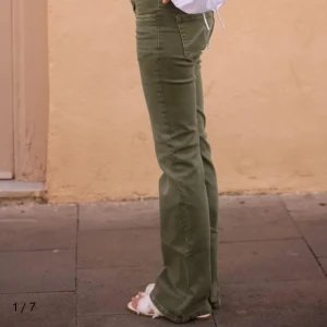 Söker dessa i storlek XXS - Snygga olivgröna byxor med bootcut-snitt och klassiska fickor bak. Byxorna har en figurnära passform upptill och är tillverkade i ett mjukt bomullsmaterial. Perfekta för dig som vill ha en avslappnad men trendig look.