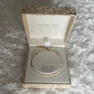 Tennisarmband guldigt - Säljer ett superfint tennisarmband i guld färg med silver stenar. Armbandet är i 925 sterling silver dvs rostfritt material. Är justerbart så passar de flesta handlederna. Nytt och oanvänt! 🌸💕