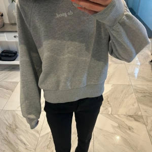 Grå hoodie med tryck - Grå hoodie med texten 'do good.' tryckt på bröstet. 