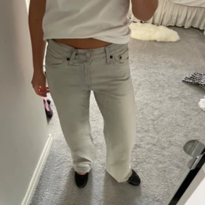 Ljusa raka jeans - Skit coola ljusgrå baggy jeans! Lappen är kvar, storlek 34❣️