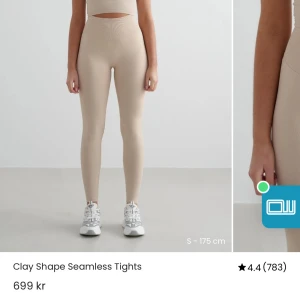 Beige seamless tights från Aim'n - KOMMER MED PRISLAPP! Säljer ett par beige seamless tights från Aim'n med hög midja och tight passform. De är tillverkade i ett stretchigt syntetmaterial som sitter skönt och formar kroppen. Perfekta för träning eller chill dagar. Stilren design utan sömmar för en clean look.