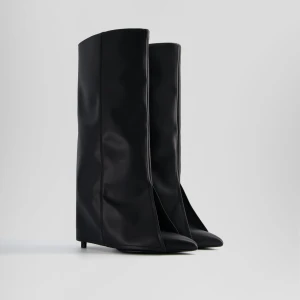 Svarta boots - Jätte fina använt några gånger men bra skick ändå😊