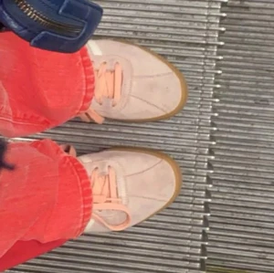 Adidas skor - Köpte dessa här på plick men använder andra skor och behöver pengar så jag säljer dom igen