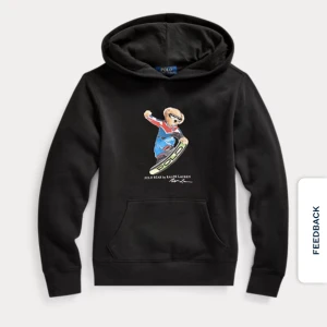 Svart Polo Ralph Lauren hoodie - Säljer denna svarta hoodie från Polo Ralph Lauren med tryck på bröstet. Tröjan funkar för både kille och tjejer. Den är använt men fortfarande bra kvalité. Säljer då jag inte får någon användning utav den. Pris kan diskuteras 