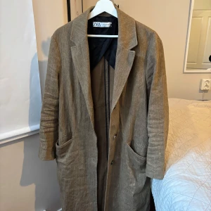 Beige kappa från Zara - Snygg grå kappa från Zara. Knappt använd