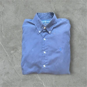 Mörkblå skjorta från Ralph Lauren  - Fet mörkblå skjorta från ralph Lauren / skick 9/10 / storlek M / Modell på bild är 180cm / nypris ca 1500kr / perfekt för sommaren! Kontakta via frågor och pris kan diskuteras!🤩