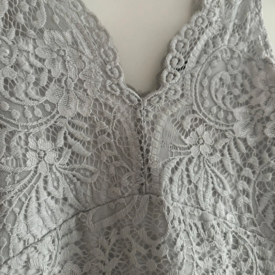 Ljusgrå spetsklänning med v-ringning - 3