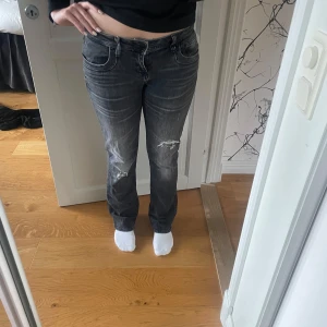 Ltb jeans valerie grå - Sjukt snygga slutsålda jeans från ltb, jag är 173 ungefär o brukar ha strl M, skulle säga att jeansen passar m-l då de är stretchiga, de är använda men nt slitna, pris kan diskuteras