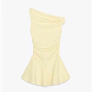 Ljusgul one shoulder klänning - Supersöt gul oneshoulder klänning från Zara och den är endast testad🥰 Perfekt nu till sommaren!!