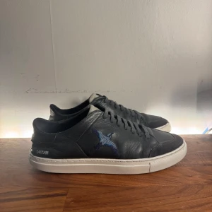 Navy Blue Axel Arigato skor - Säljer ett par snygga navy blue Axel arigato skor i läder. Passar perfekt nu till sommaren 