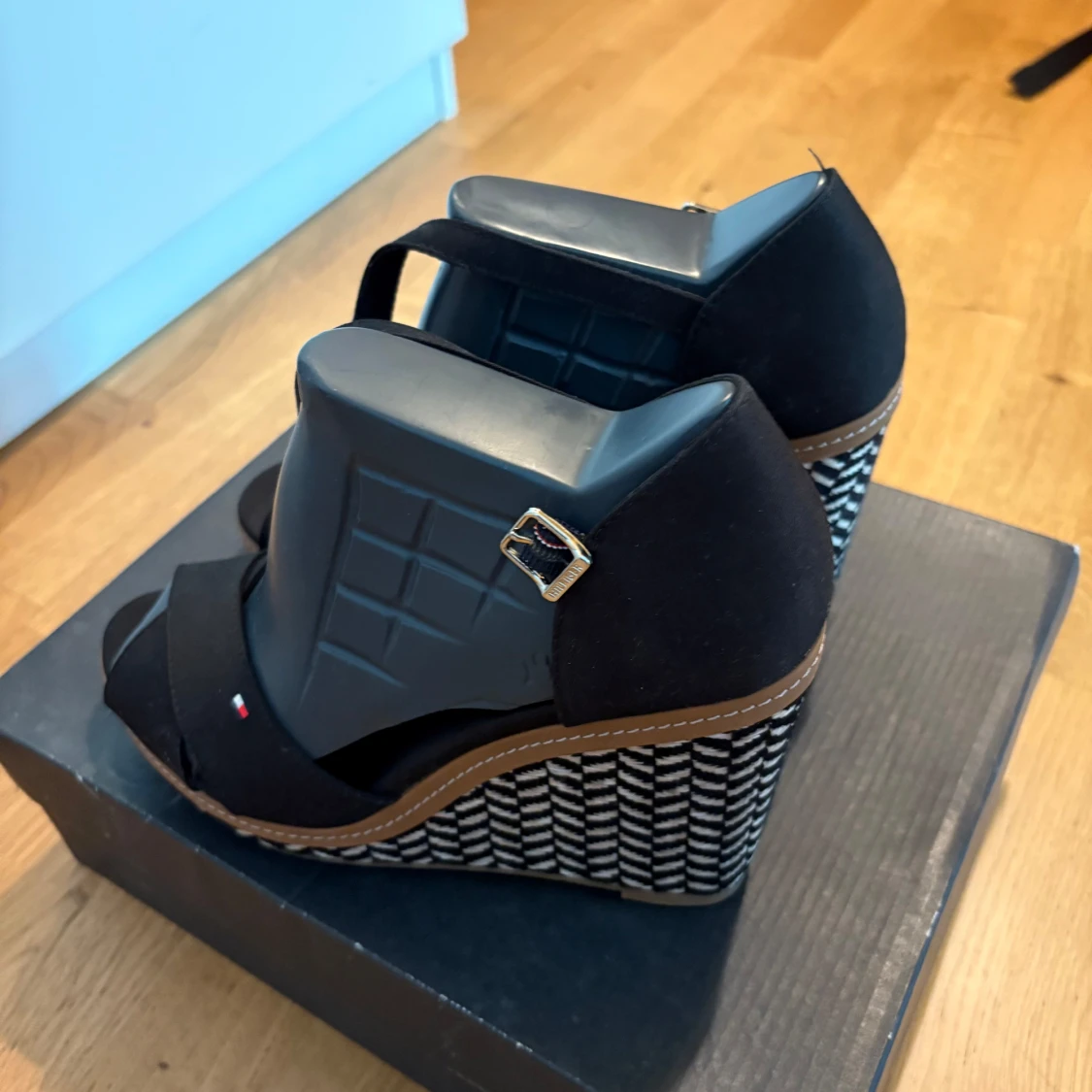 Tommy Hilfiger “Iconic Elena” Wedges, Svart EU 39 (Spring 2017) - 2