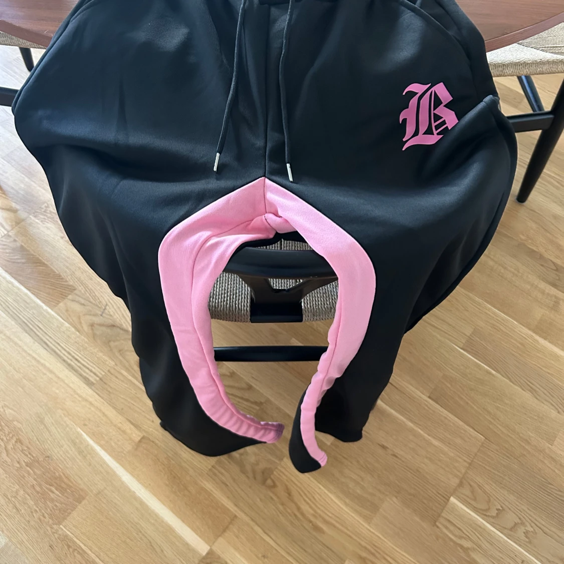 Svarta mjukisbyxor med rosa detaljer - 1