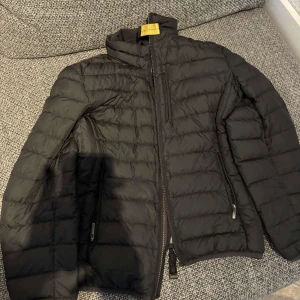Mörkblå Parajumper dunjacka  - Hjälper min bror att sälja sin dunjacka från Parajumper. Helt äkta och i väldigt gott skick! I storlek S i barnstorlek vilket hade passat någon som är ca 155-170 cm beroende på hur man vill att den ska sitta.