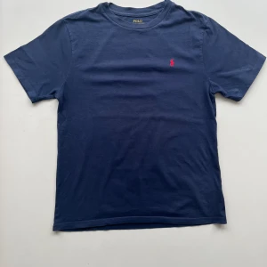 Ralph lauren t-shirt  - Ralph lauren T-shirt i bra skick. Nypris: 600kr, pris 250. Egentliga storlek är L 150-160cm barn men passar perfekt på S/XS