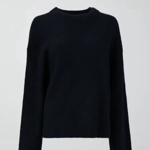 marinblå stickad tröja - Crew neck knitted sweater från gina tricot. Storlek XS. Bra skick, syns lite att den är använd men ingen speciell defekt.