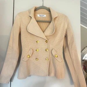 Beige cardigan jacka  - beige cardigan jacka från Chiara Forti Milano med guldiga knappar och krage