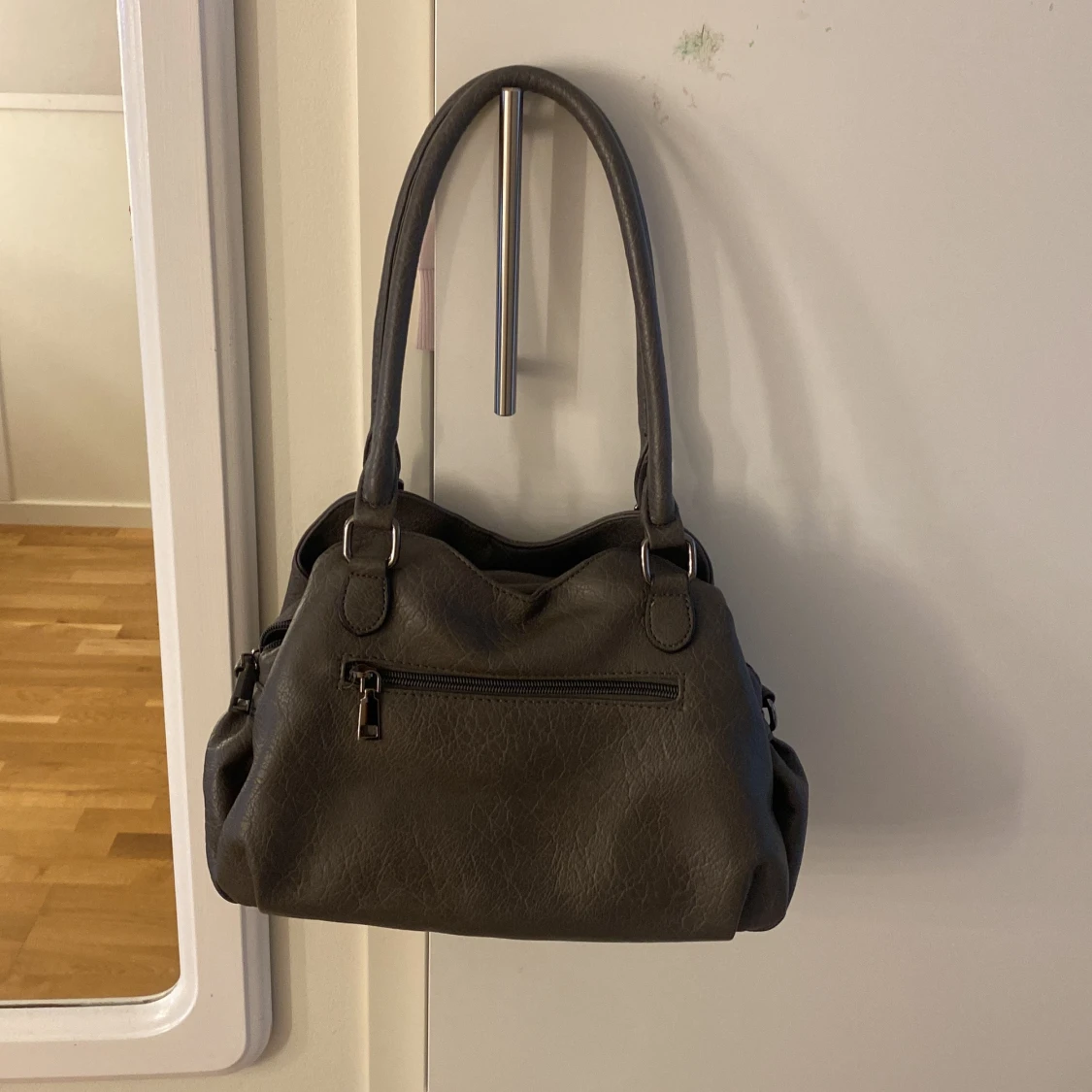 Mörkgrå axelväska i skinn - 3