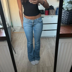 Ljusblå bootcut jeans  - Säljer ett par ljusblå bootcut jeans från Fornarina med låg midja🩷Midjemått ca38 rakt över 
