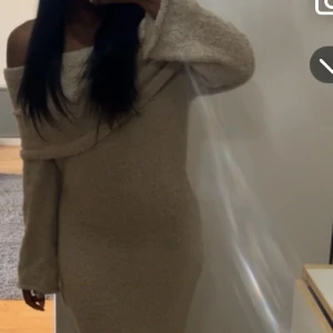 Beige offshoulder långklänning - Snygg beige långklänning med offshoulder och långa ärmar. Helt oanvänd 