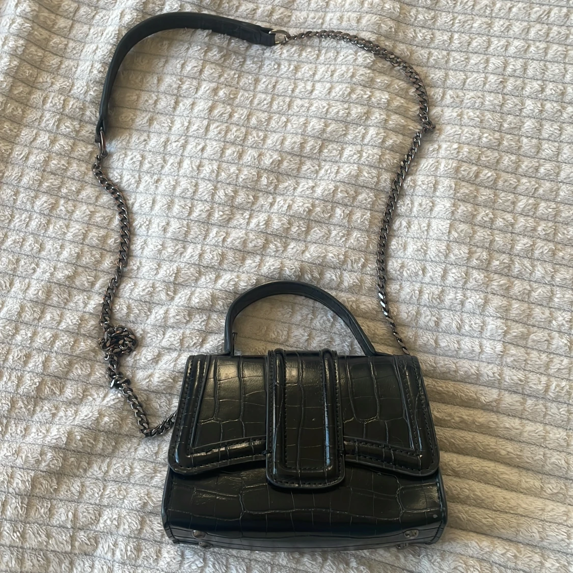 Svart axelväska i croco-imitation