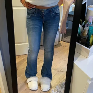 Blå bootcut jeans från LTB - Snygga blå bootcut jeans från LTB. Lånade bilder och knappt använda