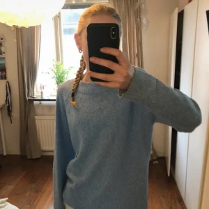 Ljusblå stickad tröja - Mysig ljusblå stickad tröja med rund hals och långa ärmar. 