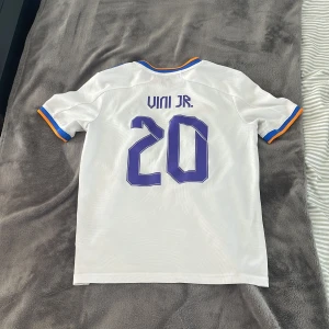 Real Madrid Vinicius Jr. - Hej säljer en Real Madrid tröja från säsongen 21/22 med Vini jr på ryggen. Skriv om ni har frågor
