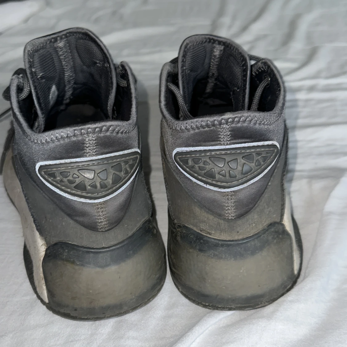 Grå adidas sneakers med snörning - 2