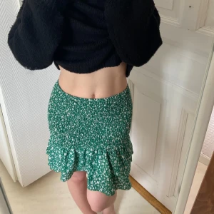 Volangkjol - Stretchig över rumpan. Använd 2-3 ggr. Vet ej storlek men tror xs-s.  Skriv om du vill köpa annat på min sida så kan du få paketpris och slippa betala dubbelfrakt.