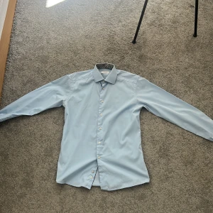 Ljusblå slim fit skjorta från Eton - Snygg ljusblå skjorta från Eton i slim fit-modell.