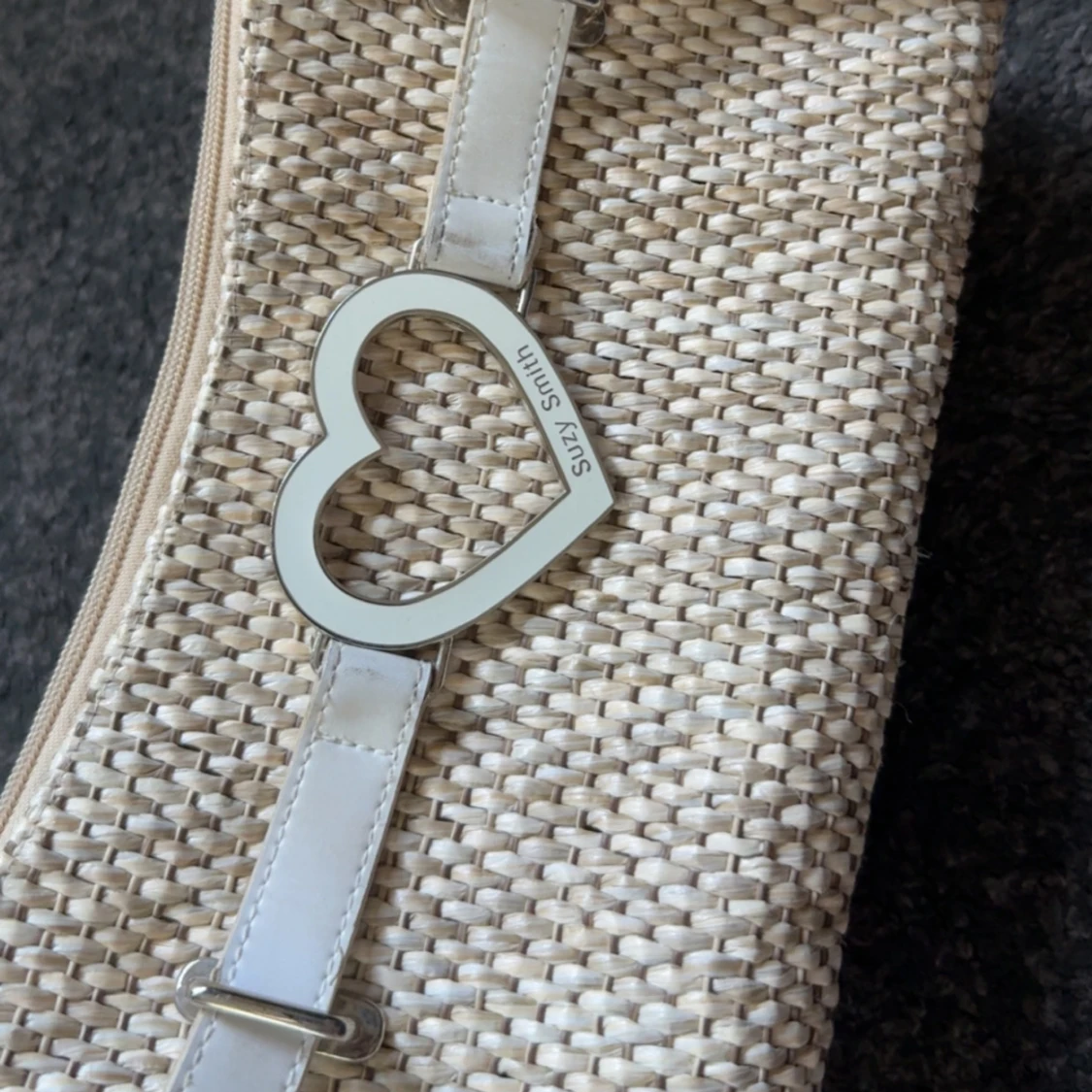 Beige axelväska Suzy Smith hjärtdetalj - 2