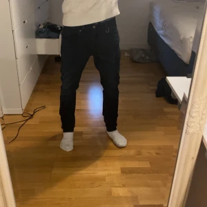 Mörkblå slim fit jeans från Neuw - Säljer ett par mörkblå slim fit jeans från Neuw, modell IGGY. Snygg passform med smala ben och klassisk femficksdesign. Jeansen är i stretchigt material som sitter bra och bekvämt. Perfekta för dig som gillar en modern och stilren look.