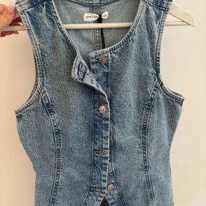 Ljusblå jeansväst från ginatricot  - Säljer en snygg ljusblå jeansväst från ginatricot! Västen är figursydd med  knappstängning framtill! Supersnygg!! 🩵😍 