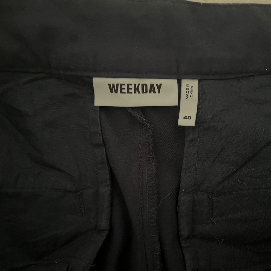 Marinblååa kostymbyxor från Weekday, strl 40 - 1