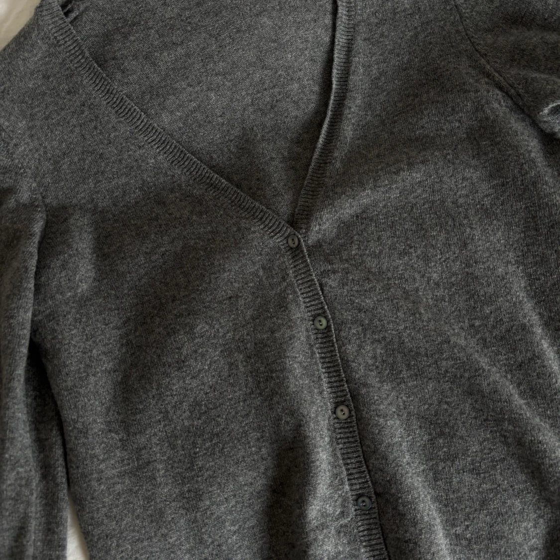 Mörkgrå kofta med v-ringning