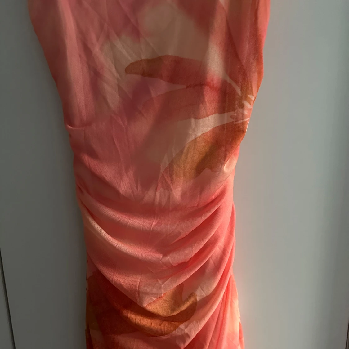 Blommig klänning med öppen rygg - 1