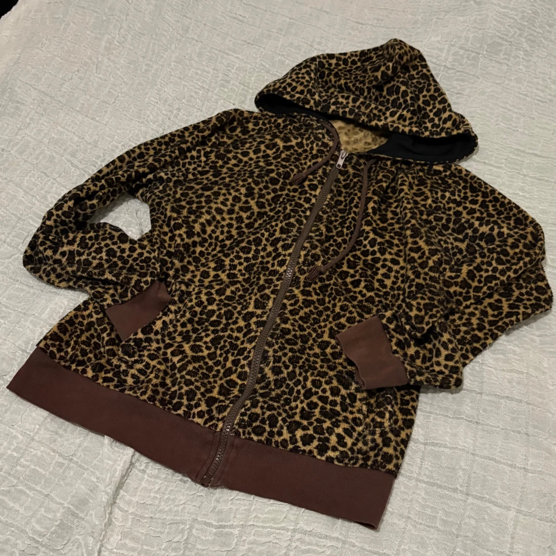 Leopardmönstrad hoodie med huva
