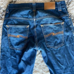  Nudie Jeans  - Säljer ett par snygga Nudie Jeans, midja 31 längd 34. 