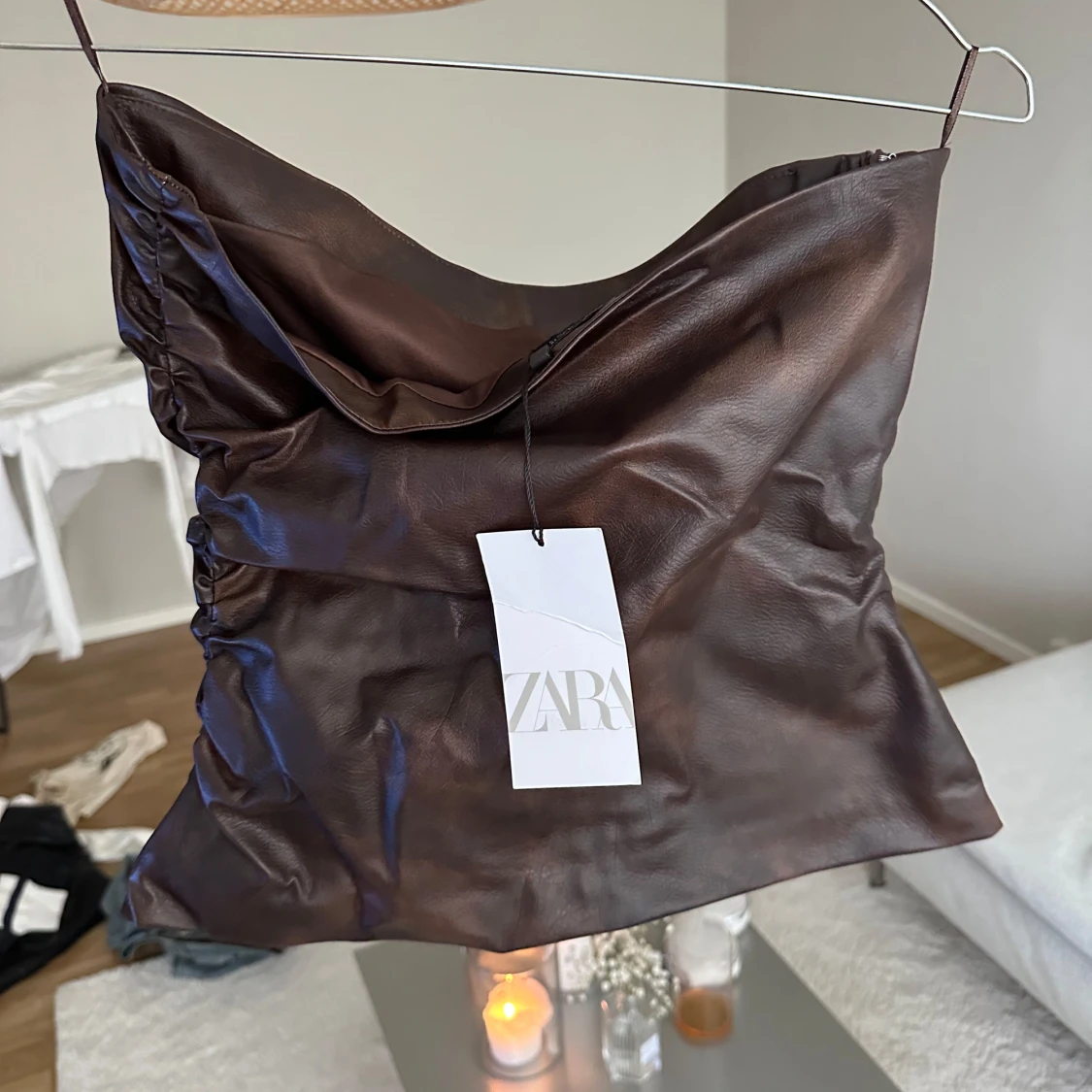 Brun tubtopp i skinnimitation från Zara - 1