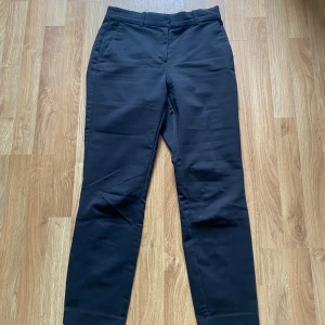 H&M kostym byxor  - Super fina svarta kostymbyxor ifrån H&M. De har stretch i midjan och en knapp samt två hakar som knäppning. Är tyvärr för korta för mig som är 168 cm lång där av säljer jag de. Byxorna har två fram fickor och två lossas fickor där bak. De är använda men har inga tydliga defekter som jag kan se. Hör gärna av er vid frågor💕