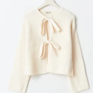 Beige stickad kofta med knyt - Superfin beige stickad kofta med två stora knytband framtill💞Använd 1 gång så nytt skick!