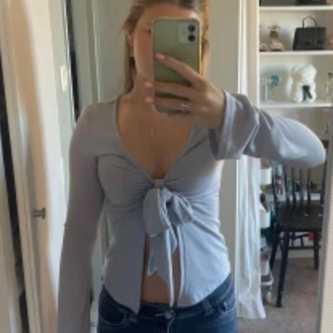 Ljusgrå långärmad topp med knyt