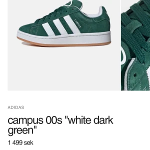 Adidas Campus 00s mörkgröna sneakers - Adidas Campus 00s sneakers i mörkgrönt mocka med klassiska vita ränder på sidorna och vit sula. Knappt använda, säljer då de inte kommer till användning. Passar de som har storlek 37 också.