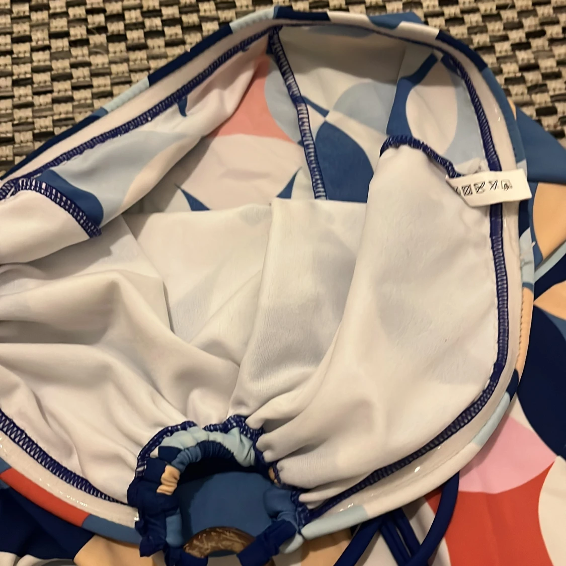 Färgglad baddräkt med snörning - 1