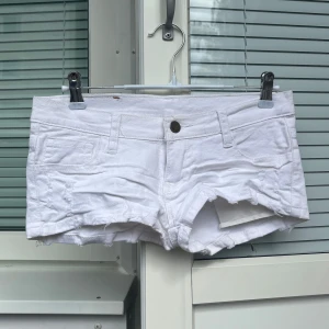 Ultra Lowrise Jeansshorts - Jeansshorts i 100% Bomull, de är stretchiga och lite smutsiga men annars i bra skick!😇💓 34,5cm rakt över midjan, 15cm grenhöjd, 19cm långa mätt på sidan och ca 20,5cm rakt över låret!💓 Står storlek M men passar närmre XXS-S då dem är stretchiga!!💓